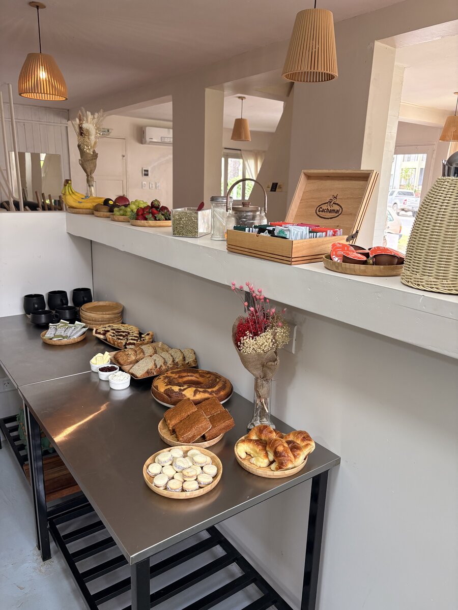 Desayuno casero completo con croissants, budines y frutas en Bunkker