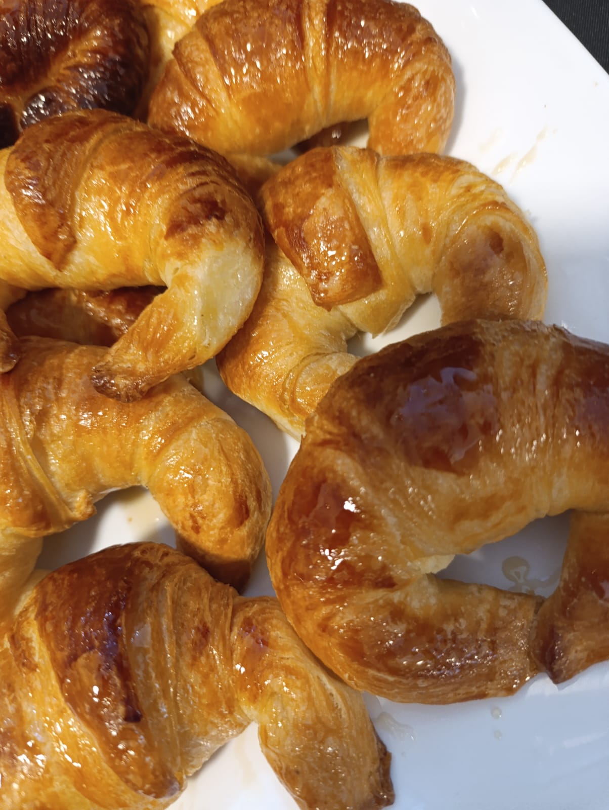 Medialunas de manteca recién horneadas del desayuno de Bunkker